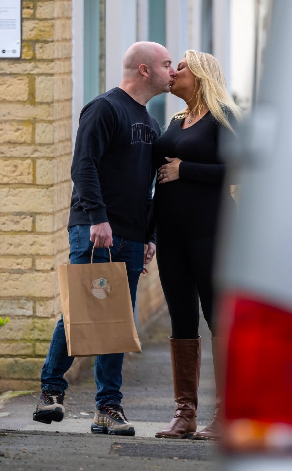 The pair enjoyed a sweet kiss on a break from retail therapy