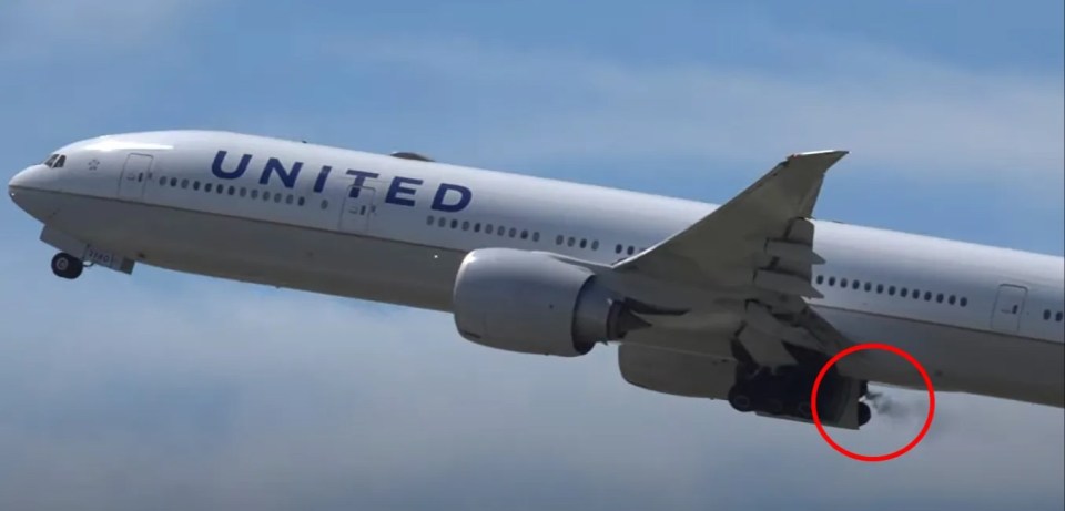 A Boeing has been forced to land after hydraulic fluid was seen spilling from its landing gear