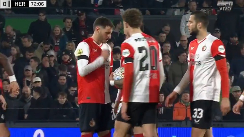 Feyenoord's Quilindschy Hartman and Santiago Gimenez played rock, paper, scissors for a free-kick