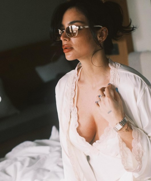 This time Jade posed in white lingerie on social media