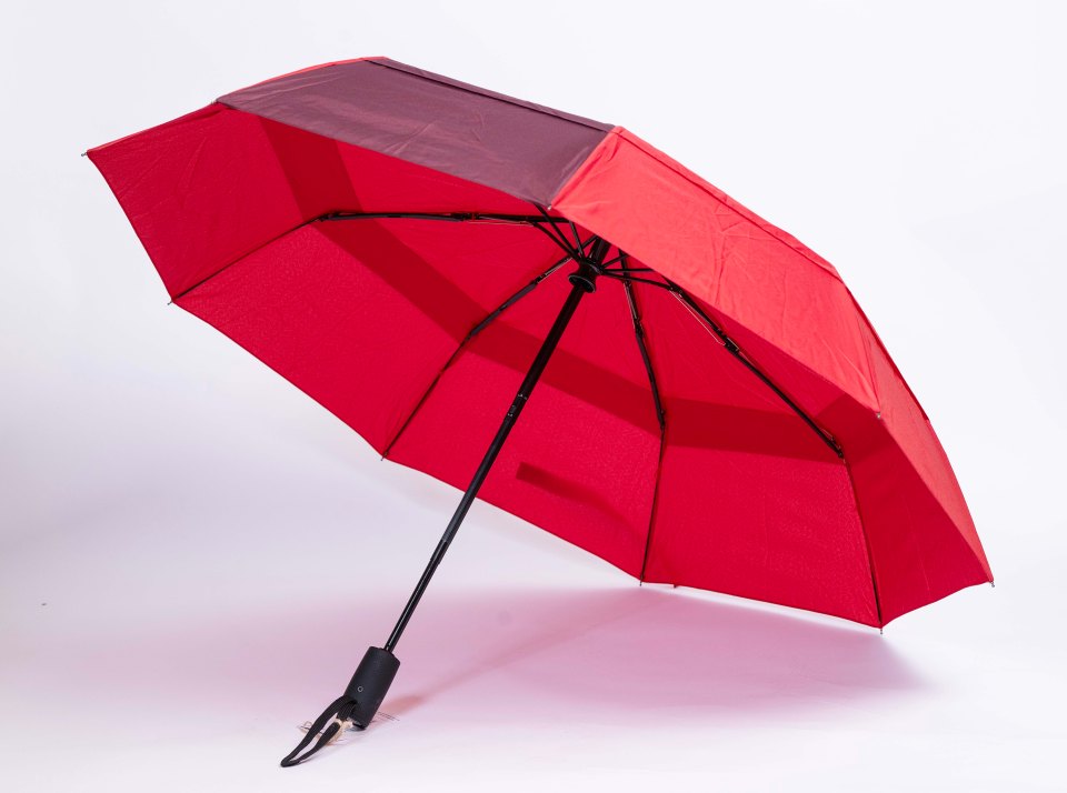 This brolly is big enough to keep you fully covered without being so big you can’t fit it in an everyday bag