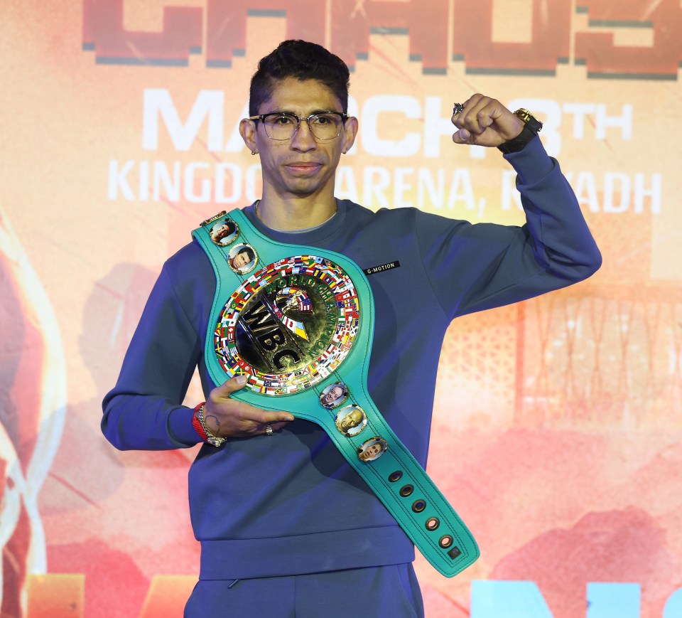 Rey Vargas defends his WBC featherweight title