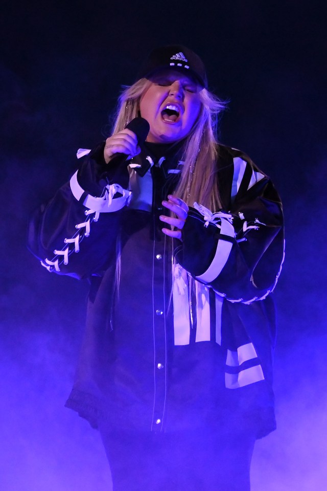 She often appears on-stage in sports gear and a baseball cap