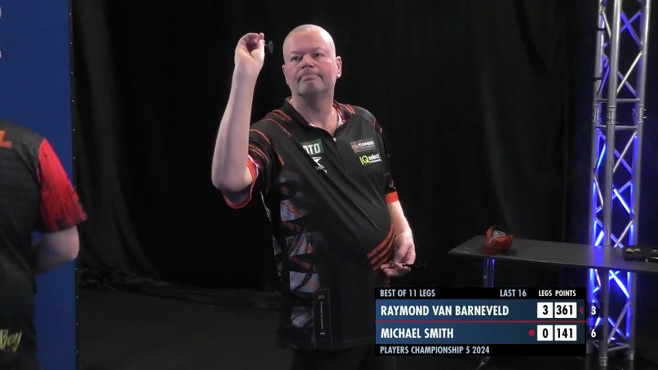 While fans also noted the lack of a reaction from Raymond van Barneveld