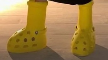 Vicotria Beckham Instagram , Yellow Crocs