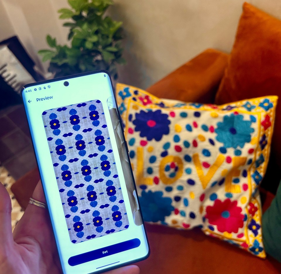 Moto AI also lets users generate unique wallpapers for their devices that can match their surroundings, and even their outfits