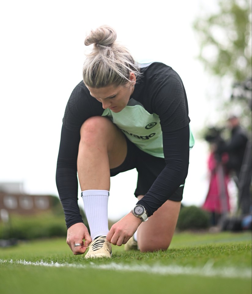 Chelsea have been boosted by captain Millie Bright's return to training ahead of their clash with Barcelona