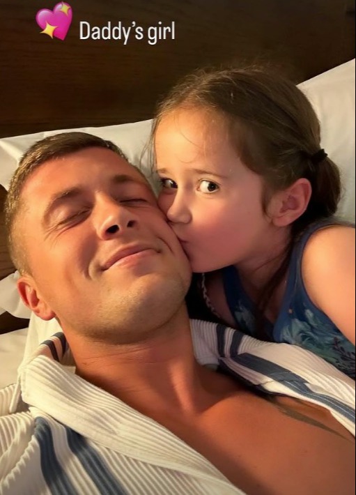 Dan captured himself hunkering down in their hotel with their youngest daughter Mia