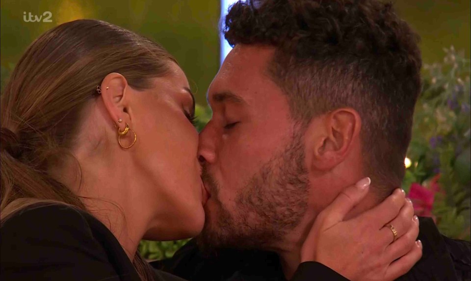 Georgia steals a kiss with Callum Jones on All Stars