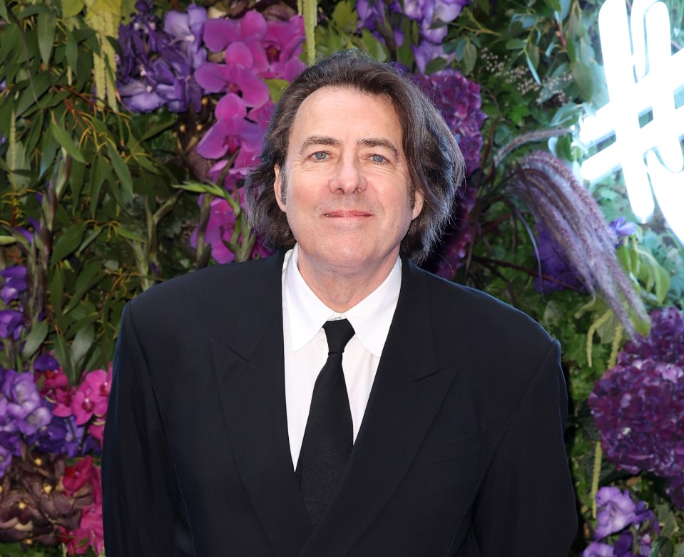 Jonathan Ross has said he reckons celebs on the celebrity version of ITV1 quiz Tipping Point get it easy