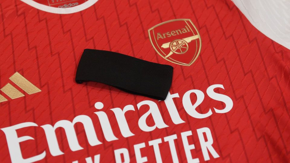 Arsenal are wearing black armbands against Chelsea