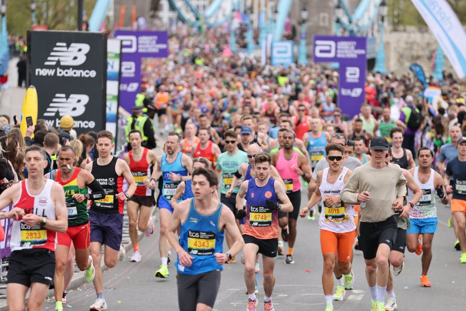 London Marathon runners past the Tower Bridge this morning. ....21/04/2024....Belinda Jiao..jiao.bilin@gmail.com..07598931257