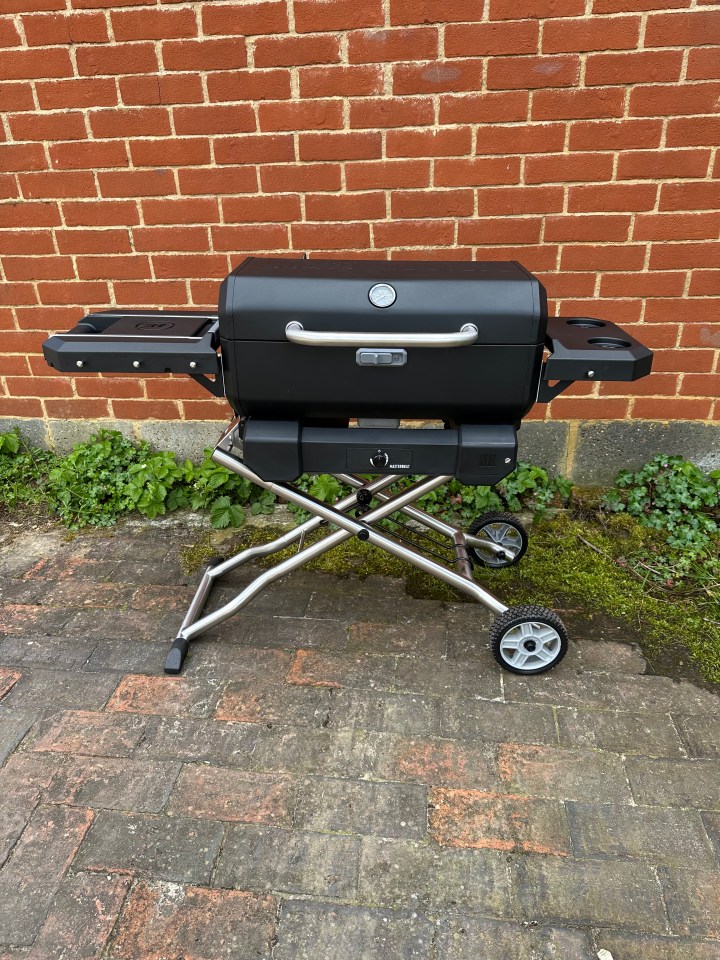 Masterbuilt Portable Charcoal BBQ & Smoker