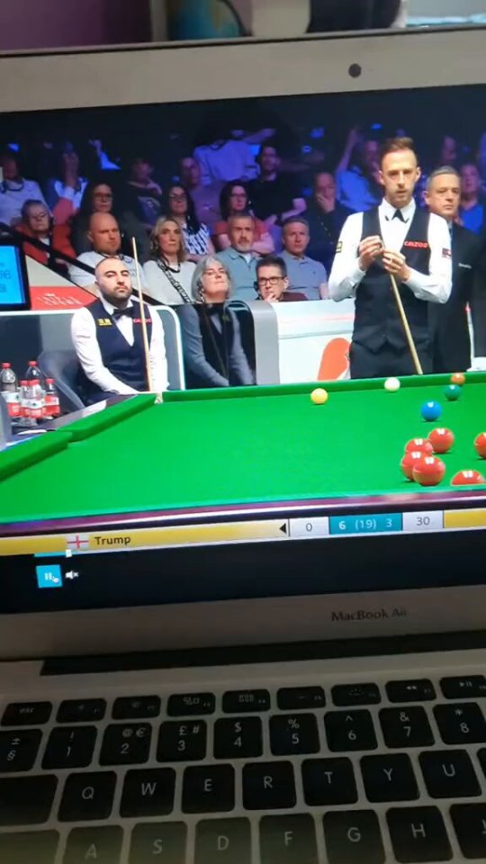 A fan captured the moment a spectator appeared to have the body of a snooker star