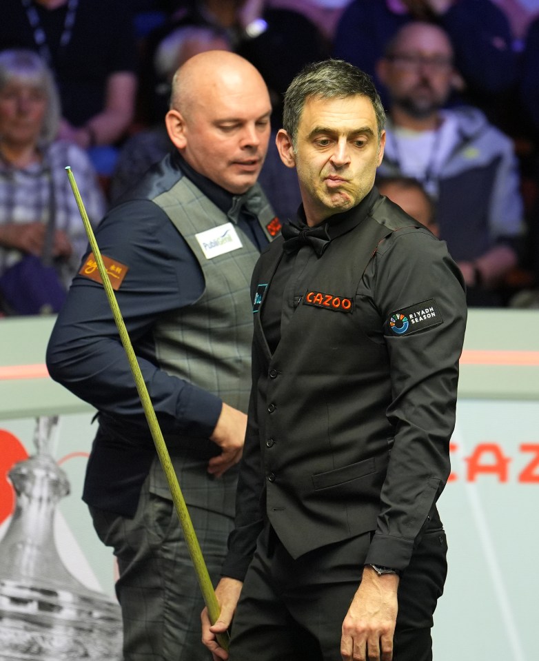 Stuart Bingham, left, and Ronnie O'Sullivan, right, in their huge World Championship 2024 quarter final match