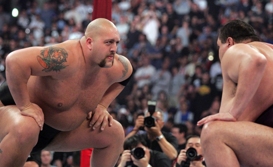 Big Show (left) and Akebono during WrestleMania 21