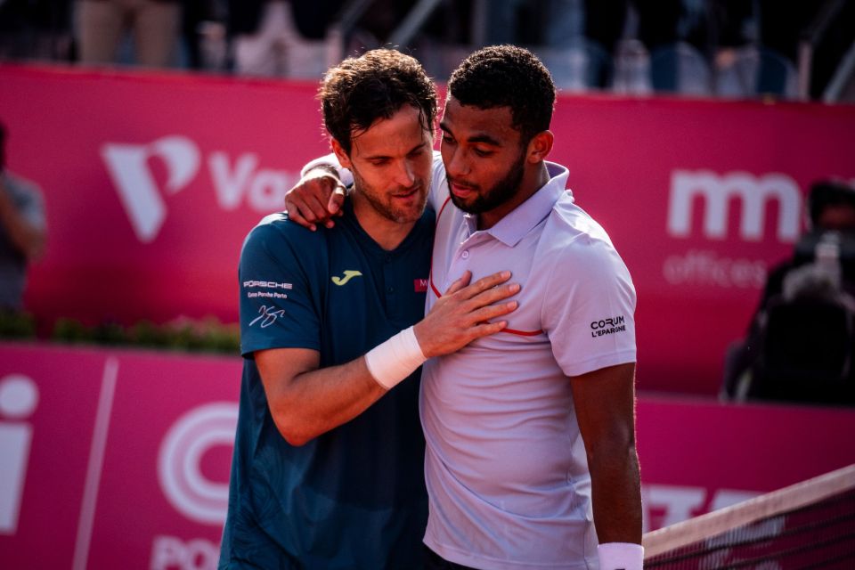 Arthur Fils congratulated Sousa at the net