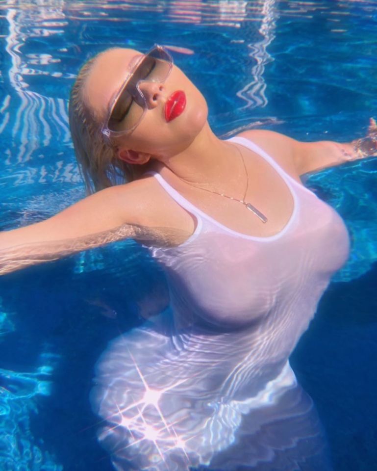 Dirrty singer Christina Aguilera liked to spend weekends without clothes on