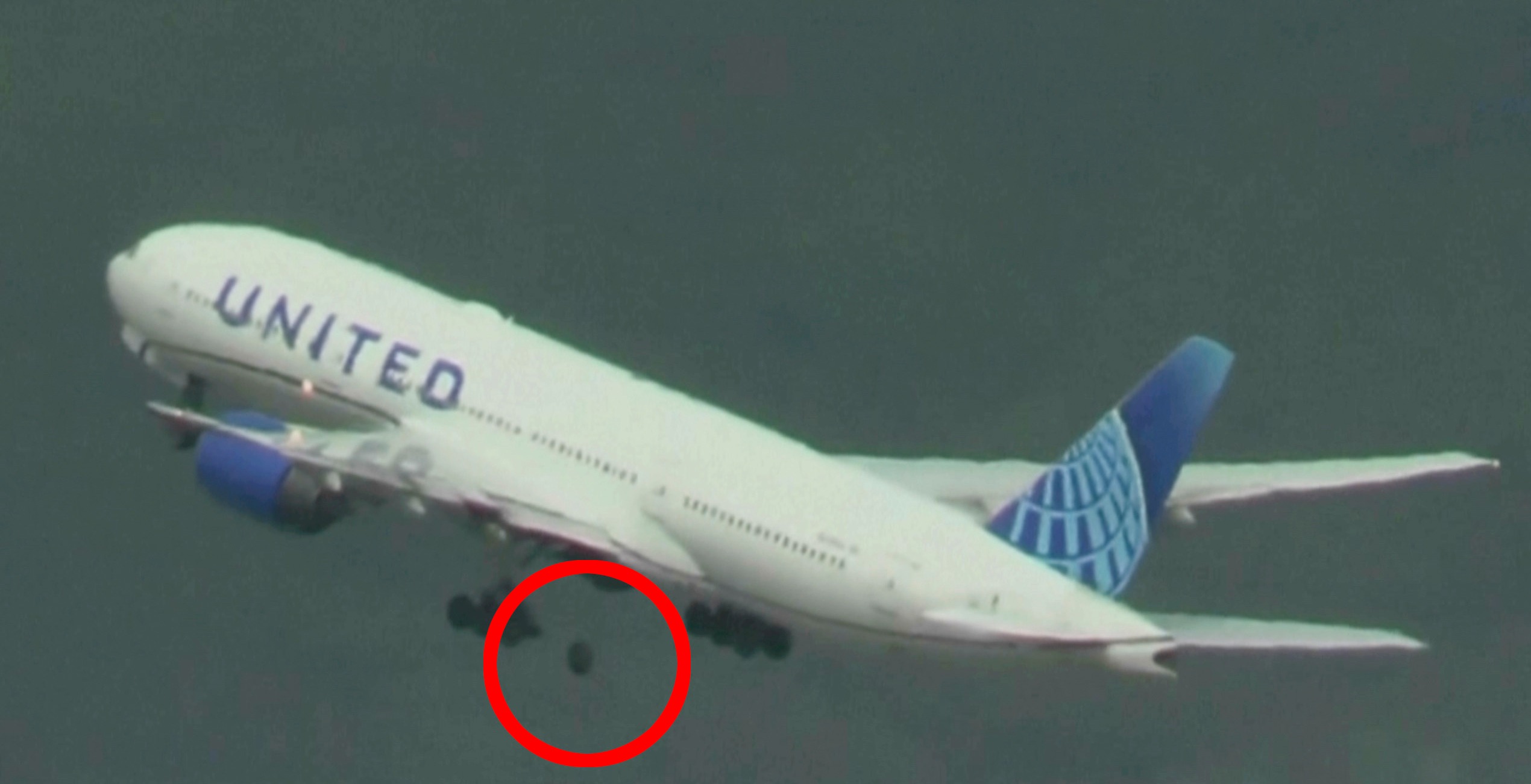 The tyre of a United Airlines jetliner can be seen falling from the Boeing aircraft mid-flight