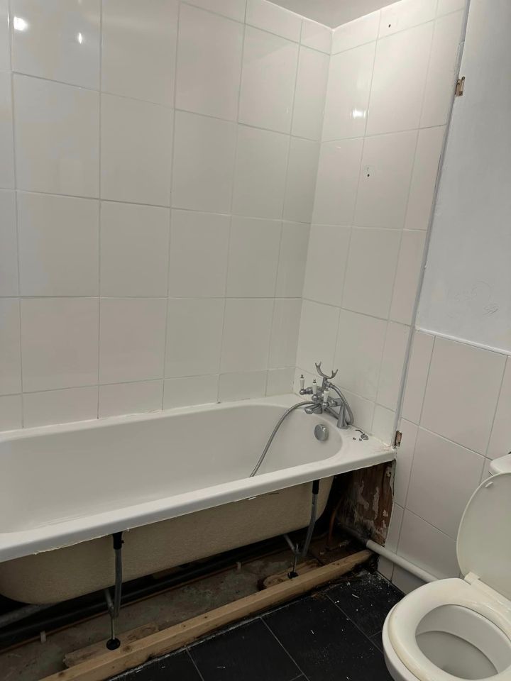 A DIY fan has revealed how she transformed her plain bathroom into a stunning space, without breaking the bank