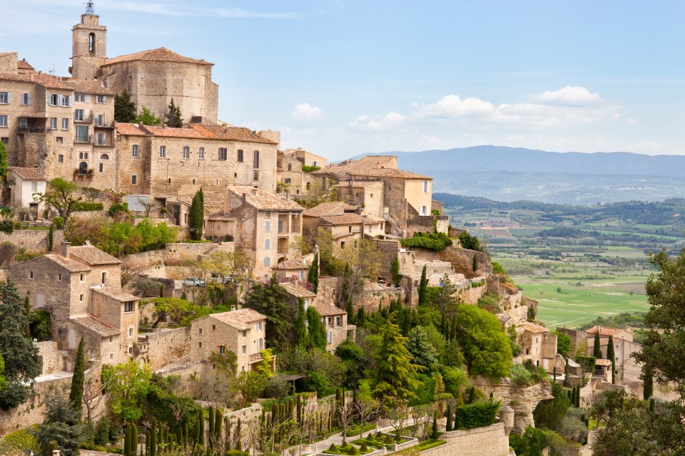 The village overlooks the Luberon Valley from on top of a cliff