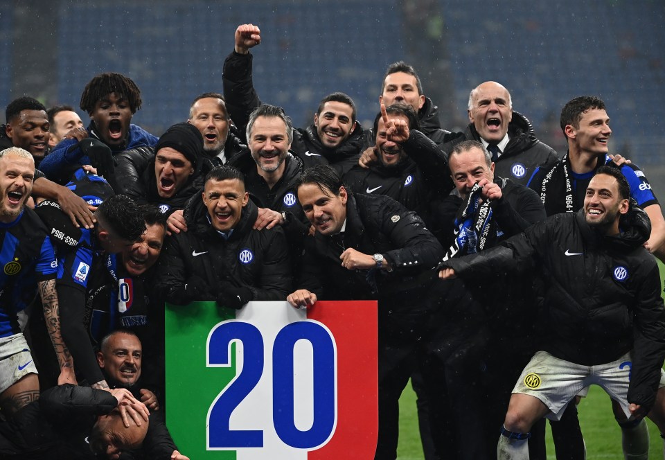 Inter's players and boss Simone Inzaghi (C) celebrate after the full time whistle