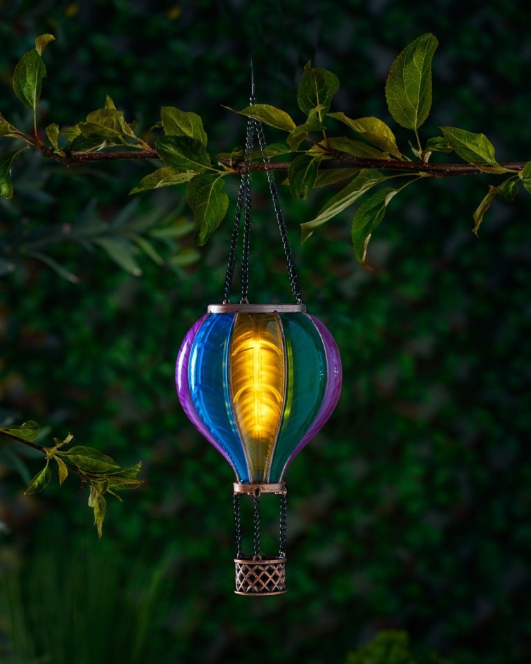 The solar lamp comes in two gorgeous shade and easily hang in your garden