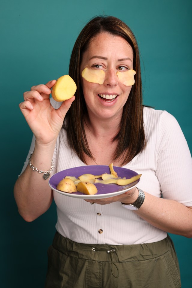 To get started, I took the fresh bag of spuds from my kitchen cupboard and sliced them into circles, applying them to my under-eyes