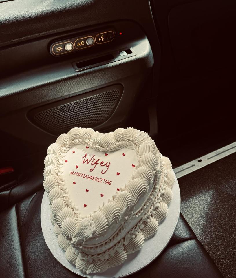 Taylor also posted a snap of her cake