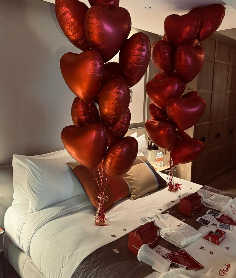 She showed off her bed with an assortment of balloons