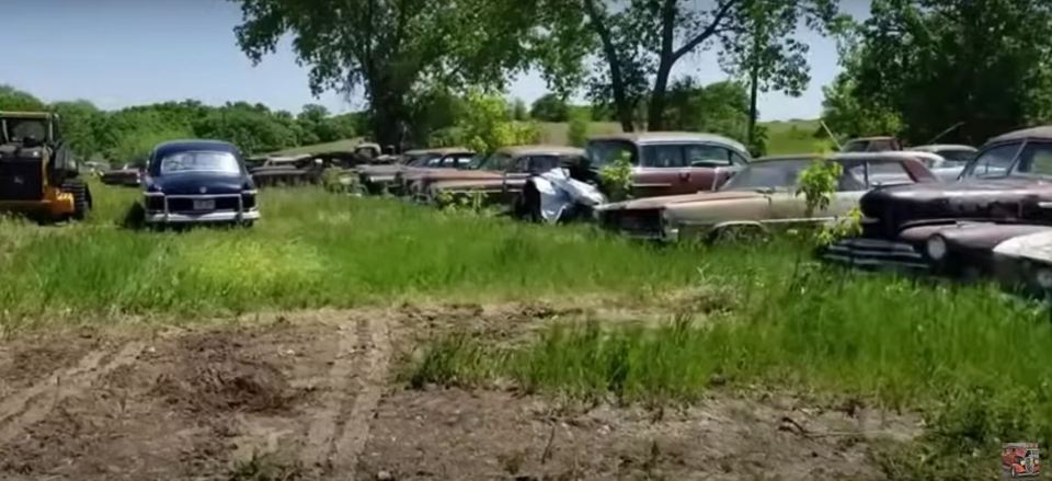 A host of other abandoned vehicles were also pictured outside in the video