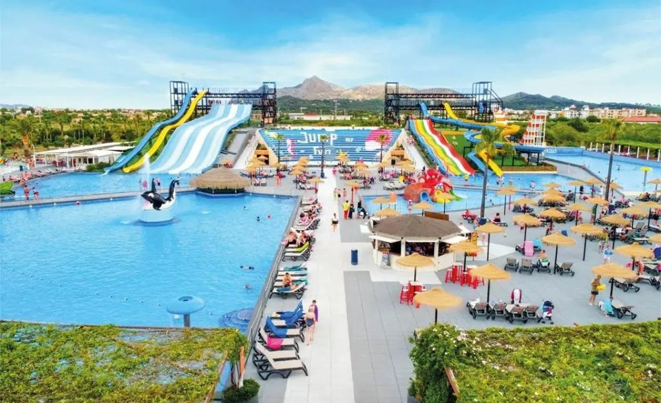 Club Mac Alcudia Resort & Waterpark features two children's pools on-site, a splash park and slides, spouts, a waterfall, and aqua loop slides