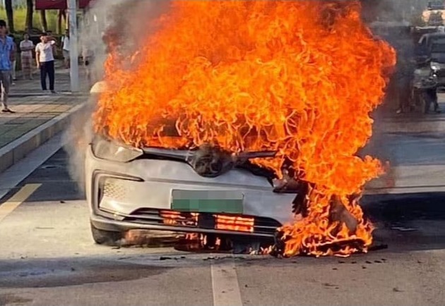 A Chinese electric car dramatically bursts into flames on a street in China