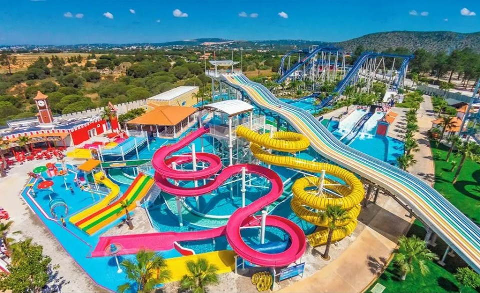 At Aquashow Park Hotel, you'll find a "Free Fall" slide, an "Aqualandia" play area, a wave pool, a lazy river, and mini-attractions for little ones