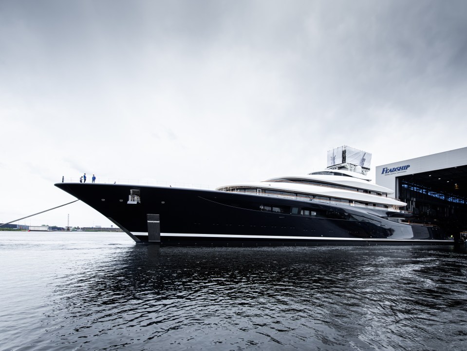 The vessel measures a staggering 400ft in length