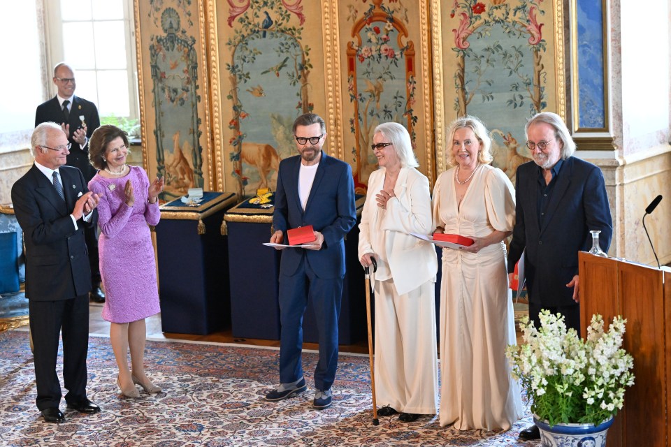 epa11381789 The music group ABBA with Björn Ulvaeus, Anni-Frid Lyngstad, Agnetha Fältskog and Benny Andersson receive the Royal Vasa Order from Sweden's King Carl XVI Gustaf (L) and Queen Silvia (2L) for outstanding contributions to Swedish and international music life during a ceremony at Stockholm's Royal Palace in Stockholm, Sweden, 31 May 2024. EPA/Henrik Montgomery SWEDEN OUT