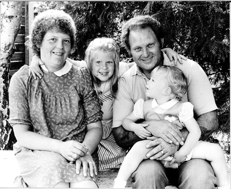 Louise Brown the first test tube baby with her Mother and Father and Sister Circa 1980. (Photo by David Graves/Mirrorpix/Getty Images)