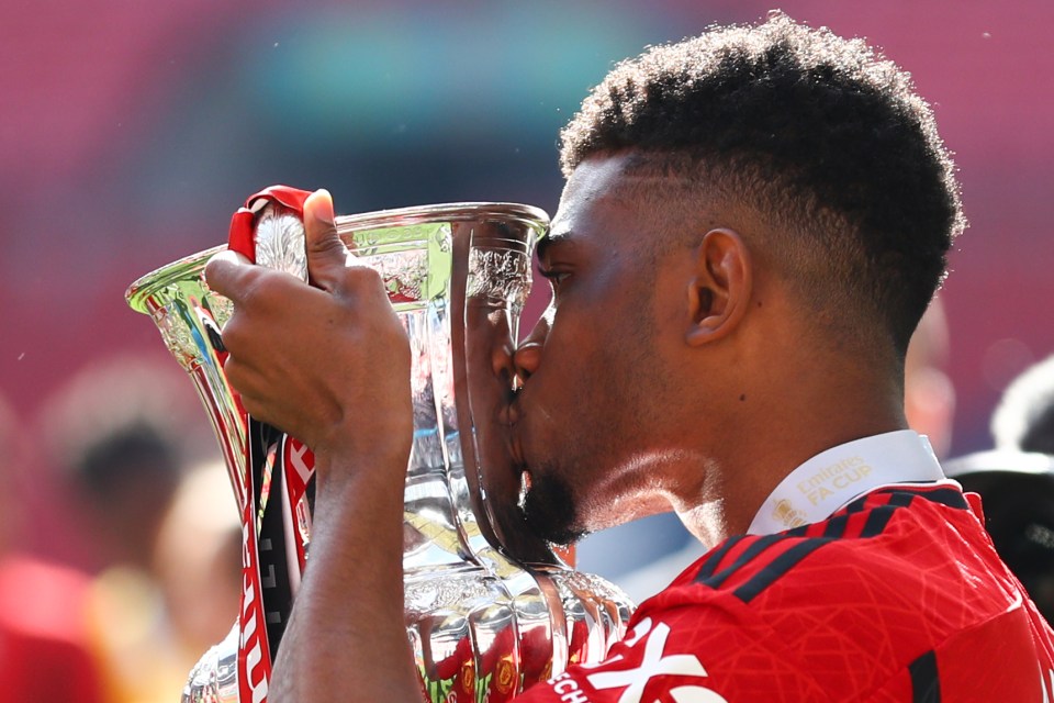 Amad Diallo kisses the FA Cup trophy