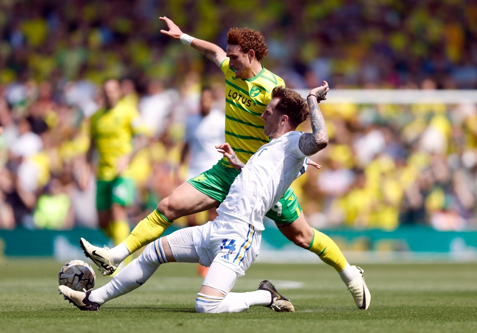 Norwich and Leeds played out a goalless draw at Carrow Road in the play-offs