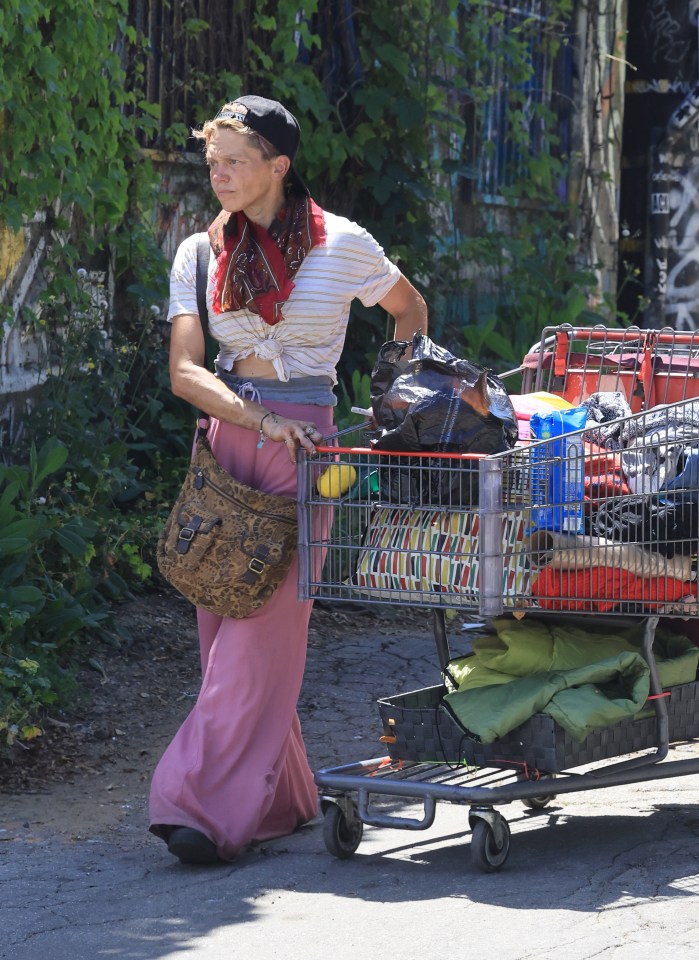 Loni could be seen pushing along all her belongings