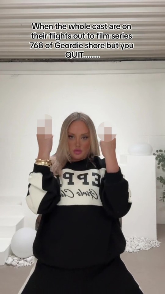 Charlotte Crosby put her middle fingers up at the Geordie Shore cast