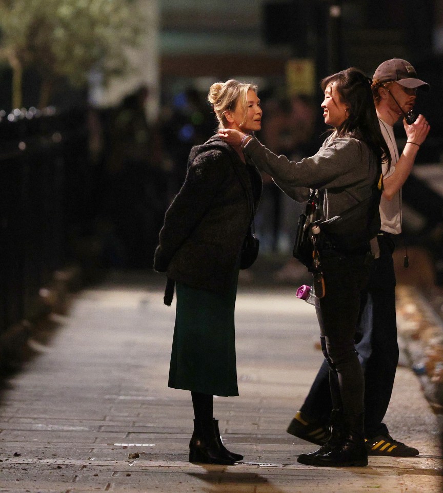 The actress was seen chatting to the film crew in-between take