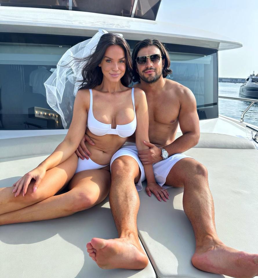 The couple hired a luxury yacht in Dubai for their joint Sten do