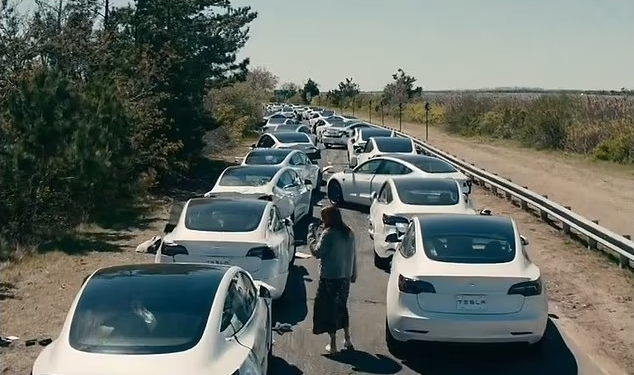 Netflix's apocalyptic film Leave the World Behind depicts a horrifying scene in which hundreds of EVs crash into each other after being hijacked remotely