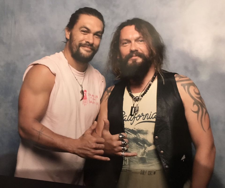 Jason Momoa, left, next to lookalike Ian Wills at the London Comic Con in 2019