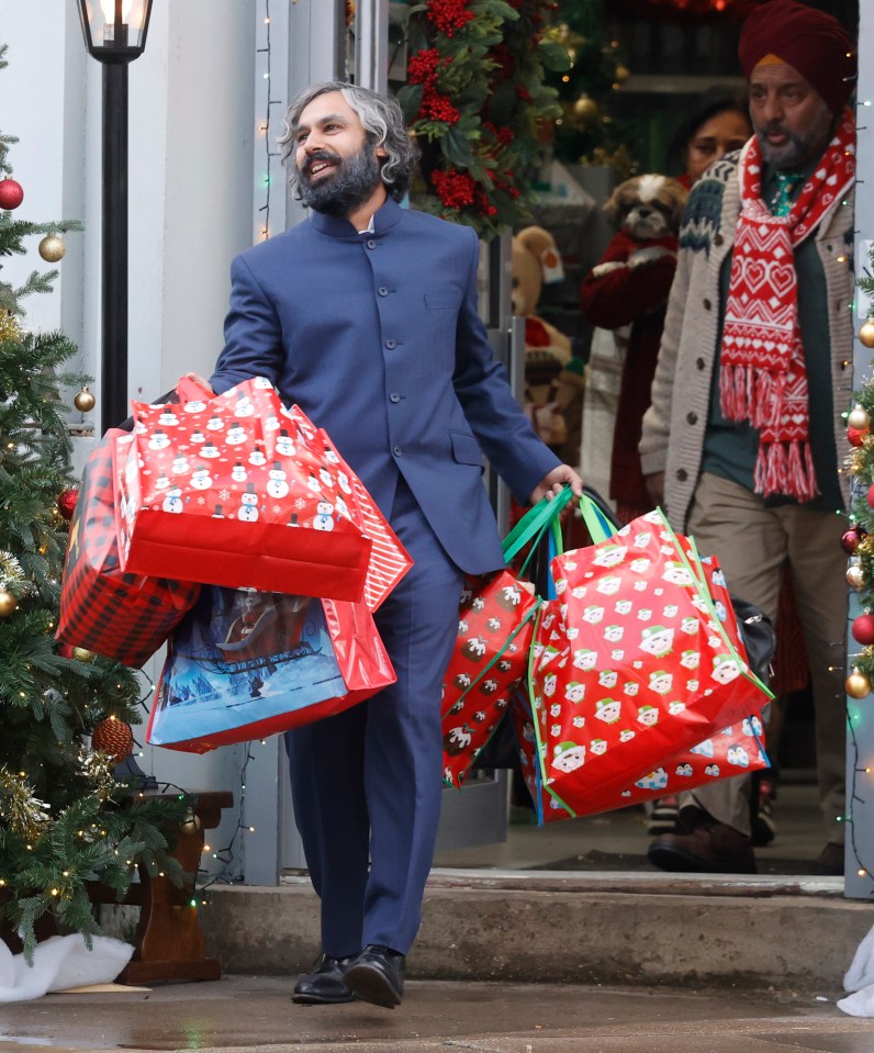 One snap showed Kunal carrying bags of gifts