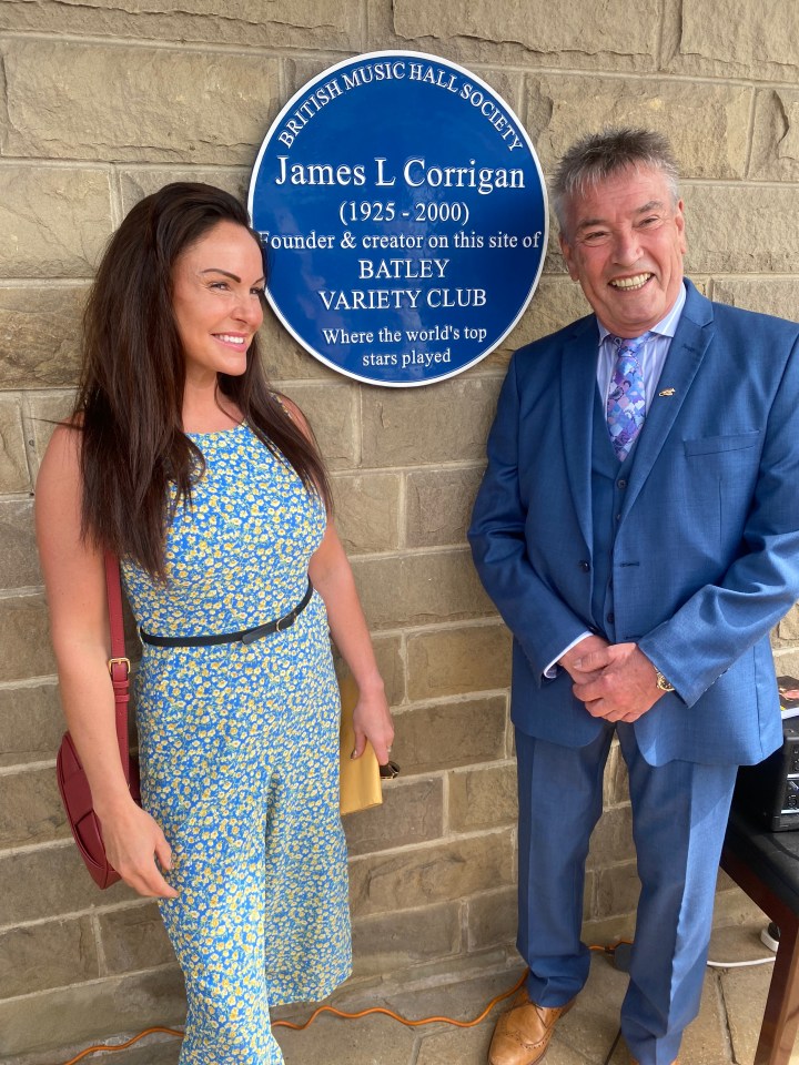 Marilyse and comedian Billy Pearce unveil the plaque