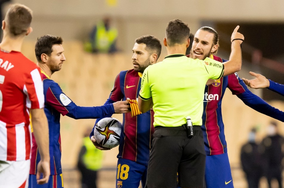 SEVILLE, SPAIN - JANUARY 17: (BILD ZEITUNG OUT) referee Jesus Gil Manzano shows Lionel Messi of FC Barcelona the red card during the Supercopa de Espana Final match between FC Barcelona and Athletic Club at Estadio de La Cartuja on January 17, 2021 in Seville, Spain. Sporting stadiums around Spain remain under strict restrictions due to the Coronavirus Pandemic as Government social distancing laws prohibit fans inside venues resulting in games being played behind closed doors. (Photo by Berengui/DeFodi Images via Getty Images)