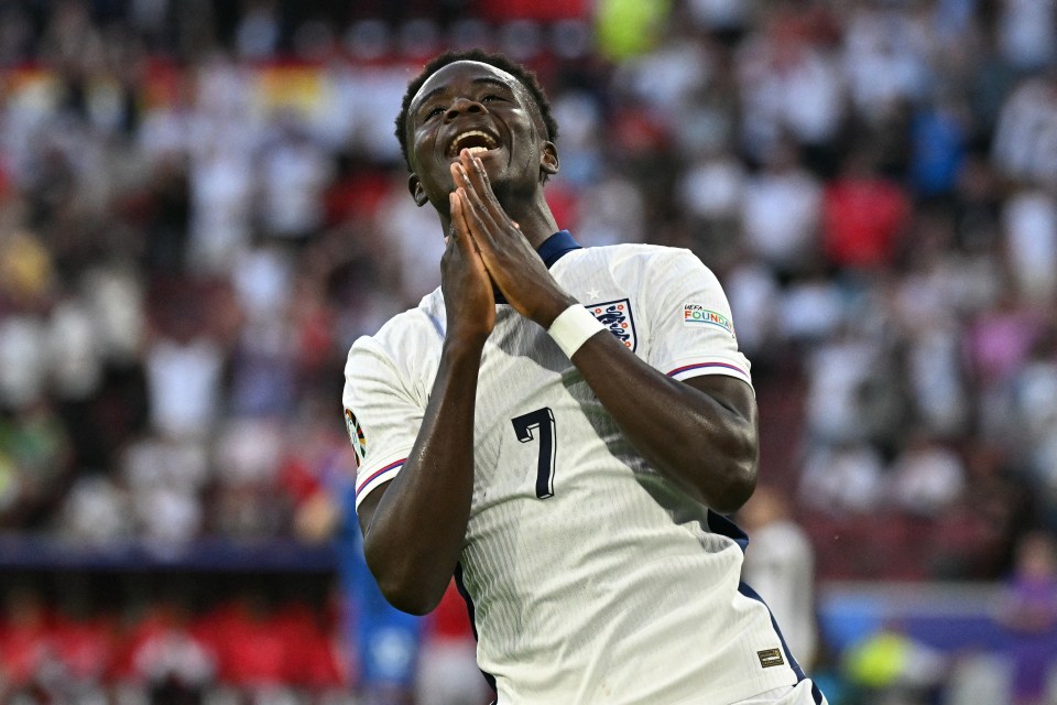 a soccer player with the number 7 on his jersey