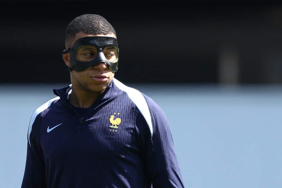 Kylian Mbappe is NOT wearing a mask against Spain